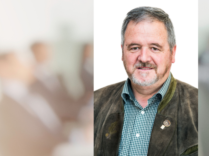 lvh-Ortsversammlung im Ahrntal: Althandwerkertreffen als großer Höhepunkt angekündigt Porträt eines lächelnden Mannes mit kariertem Hemd und Trachtenjacke