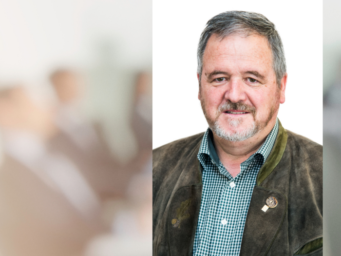 lvh-Ortsversammlung im Ahrntal: Althandwerkertreffen als großer Höhepunkt angekündigt Porträt eines lächelnden Mannes mit kariertem Hemd und Trachtenjacke