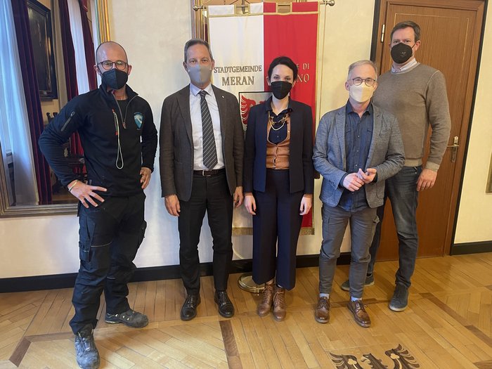 L’artigianato meranese ha incontrato i rappresentanti politici locali Cinque persone con mascherine davanti a bandiere del Comune di Merano in ufficio