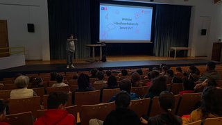 News Vortrag über handwerkliche Berufe vor einem Publikum in einem Saal