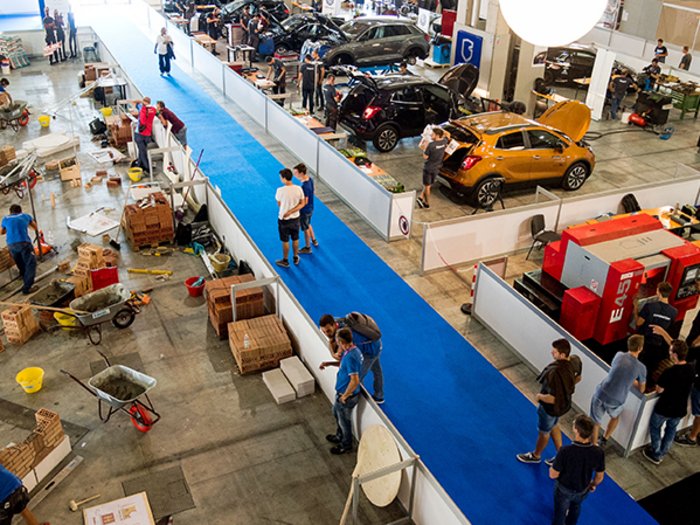 WorldSkills Italy: Südtirol im Wettbewerbsfieber Große Halle mit Baustellen- und Autosimulationen bei einer Messe