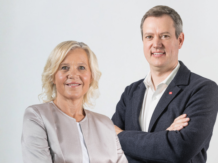 Zinsbonus stärkt Investitionskraft: lvh und Garfidi begrüßen neues Förderinstrument Porträt von zwei lächelnden Personen mit verschränkten Armen vor weißem Hintergrund