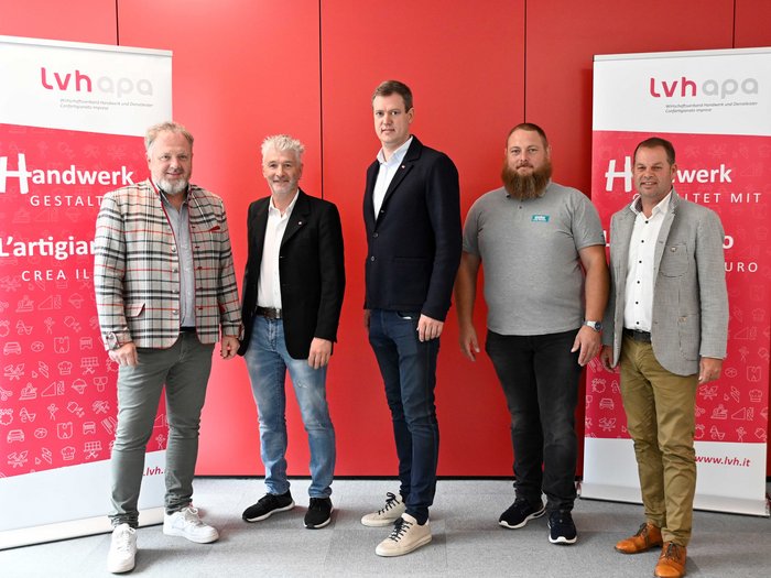 „Handwerk gestaltet mit“ • Vorstellung der landesweiten Kandidaten für die Landtagswahl 2023 Fünf Männer stehen vor roten Bannern des Wirtschaftsverbands Handwerk und Dienstleister