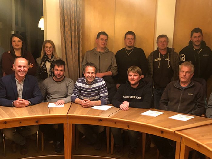 Öffentliche Aufträge: Handwerk und Gemeinde wollen Zusammenarbeit verstärken Gruppenfoto von 15 Personen in einem Raum mit halbkreisförmigem Holztisch