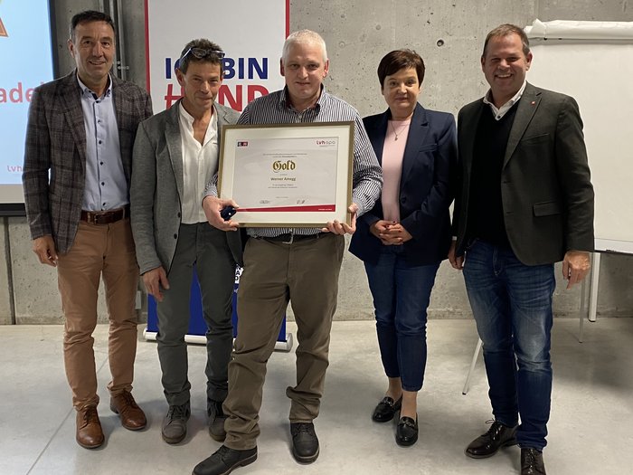 Assemblea circondariale lvh.apa – circondario Bassa Atesina: Nuovo presidente circondariale, continuità nell’impegno Cinque persone, una tiene un premio d'oro durante un evento