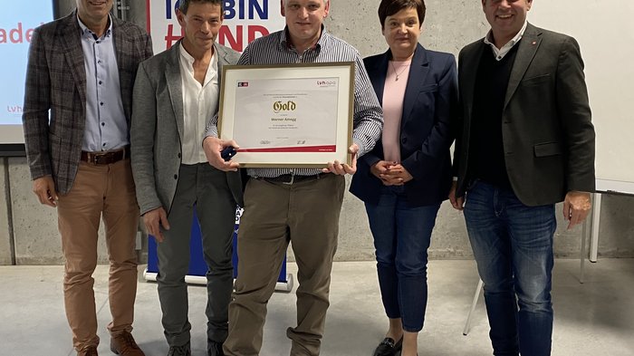 Assemblea circondariale lvh.apa – circondario Bassa Atesina: Nuovo presidente circondariale, continuità nell’impegno Cinque persone, una tiene un premio d'oro durante un evento