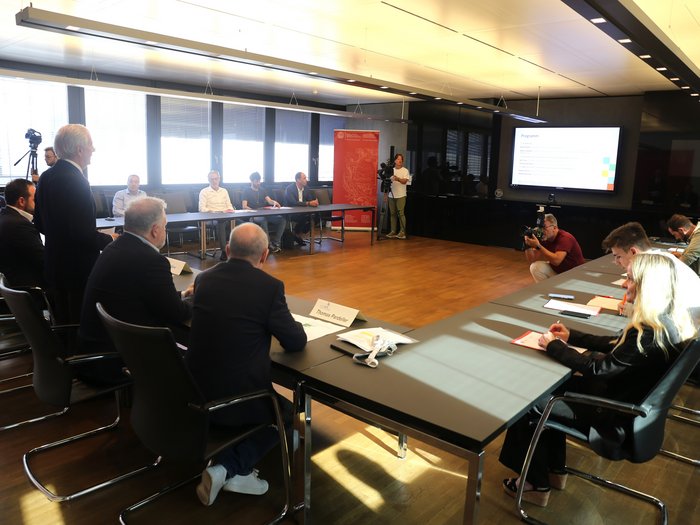 WorldSkills 2024 a Lione: saranno in dodici a rappresentare l’Alto Adige Partecipanti a una conferenza in una sala riunioni moderna con presentazione