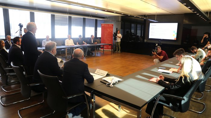 WorldSkills 2024 in Lyon: Südtirol schickt zwölf Teilnehmende Teilnehmer einer Konferenz in einem modernen Sitzungsraum mit Präsentation