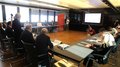 WorldSkills 2024 in Lyon: Südtirol schickt zwölf Teilnehmende Teilnehmer einer Konferenz in einem modernen Sitzungsraum mit Präsentation