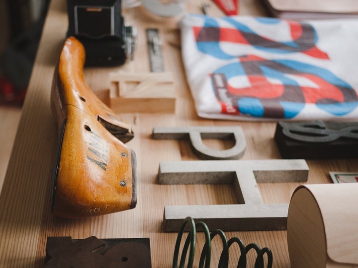 Orthopädieschuhmacher Verschiedene Vintage-Gegenstände auf einem Holztisch angeordnet