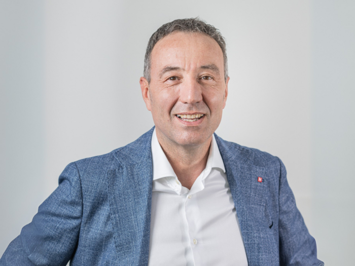 Canone unico patrimoniale: meno burocrazia e più visibilità Ritratto di uomo sorridente con giacca blu su sfondo neutro