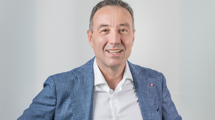 Canone unico patrimoniale: meno burocrazia e più visibilità Ritratto di uomo sorridente con giacca blu su sfondo neutro