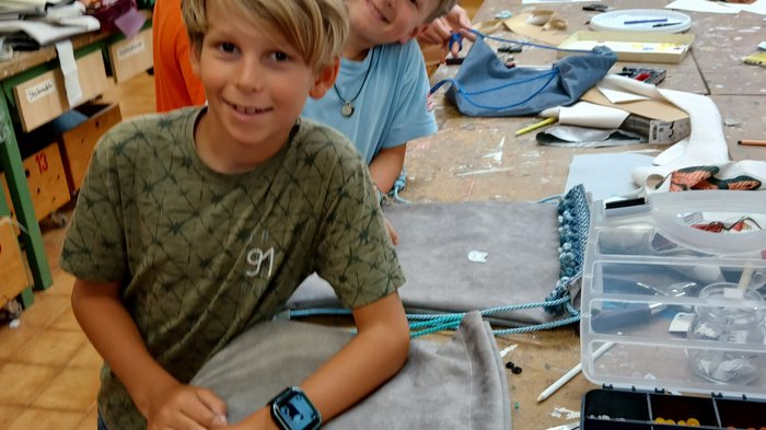 Creatività a misura di bambino: a Bressanone l’artigianato prende vita con la Kids Academy Bambini in un laboratorio creativo con tessuti e attrezzi su un tavolo