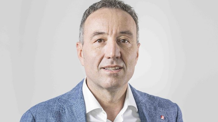 Arbeitssicherheit als Dauerauftrag Porträt eines Mannes in blauem Sakko und weißem Hemd vor weißem Hintergrund