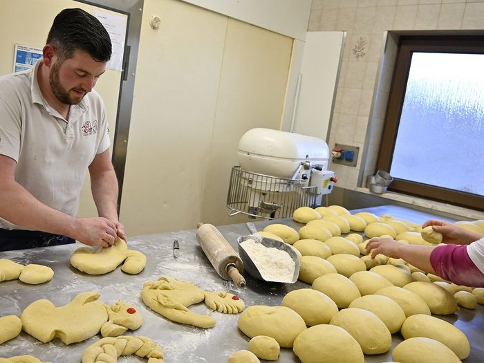 Oster-Spezialitäten mit Herz und Tradition Bäcker formen und bearbeiten Teigstücke in der Backstube