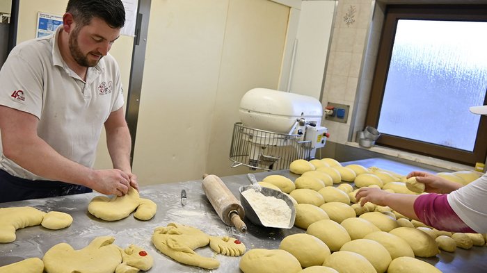 Oster-Spezialitäten mit Herz und Tradition Bäcker formen und bearbeiten Teigstücke in der Backstube