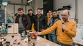 © MakerSpace, lvh.apa, Fiorentino Mann erklärt makergerechtes Projekt vor mehreren Zuschauern in Werkstatt