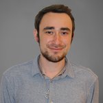 Das lvh-Team Junger Mann mit braunen Haaren und Bart lächelt vor grauem Hintergrund