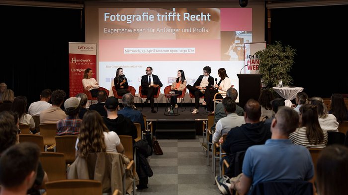 Junge Wirtschaft Tirol im Austausch mit den Junghandwerkern im lvh Podiumsdiskussion über Fotografie und Recht vor Publikum