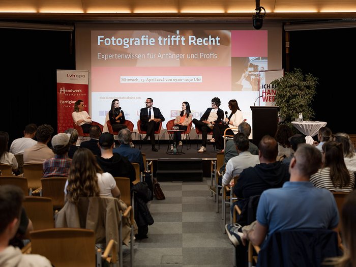 Wenn Bilder Verantwortung tragen Podiumsdiskussion über Fotografie und Recht vor Publikum