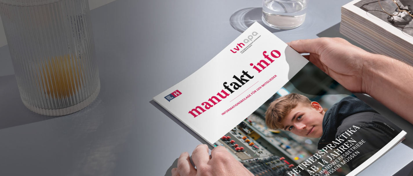 Betriebspraktika Person hält Magazin manufakt info mit junger Mann auf dem Cover