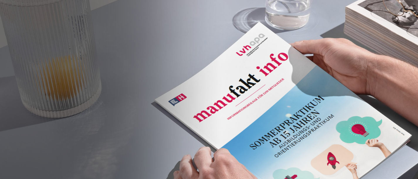 Sommerpraktika Person liest Magazin manufakt info über Sommerpraktikum ab 15 Jahren