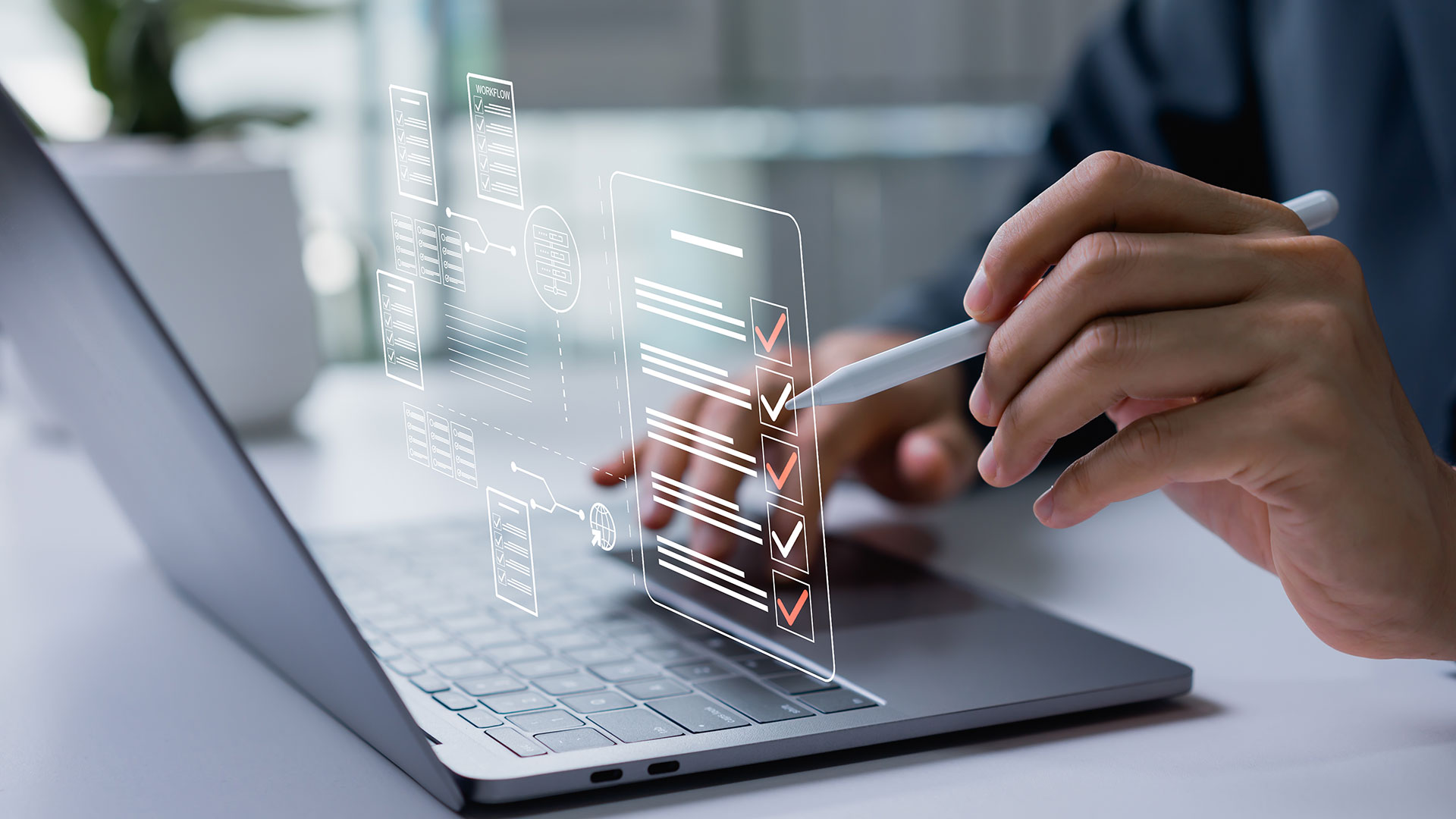 Home Mano con penna davanti a laptop con sovrapposizione digitale di checklist